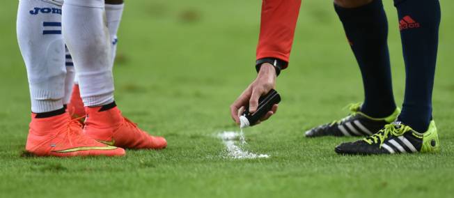 spray-football-2756726-jpg_2390853_652x284.JPG - Le Footballeur